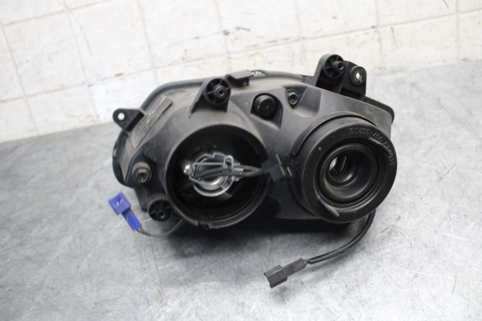 2005 Yamaha YZF R1 FRONT RIGHT HEADLIGHT HEAD LIGHT LAMP 5VY-84303-50-00 BB50