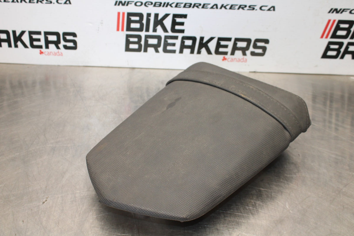 04-06 YAMAHA YZF R1 REAR BACK PASSENGER TANDEM SEAT PAD SADDLE PILLION BB160