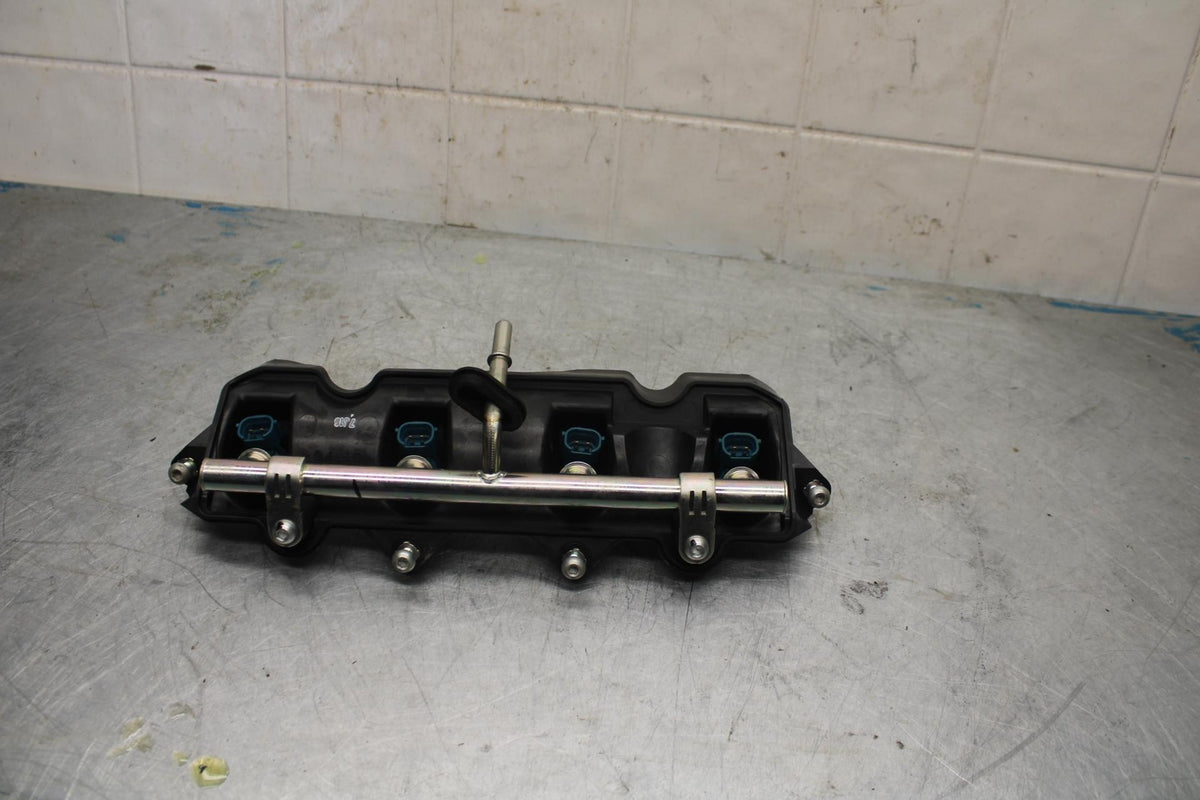 07 YAMAHA YZF R6 2c0 SECONDARY FUEL INJECTORS TOP AIRBOX GAS RAIL BB423