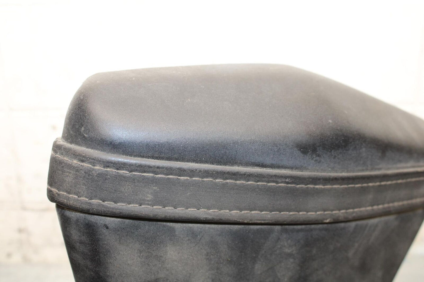 2006 Yamaha YZF R6 REAR BACK PASSENGER TANDEM SEAT PAD SADDLE PILLION BB560