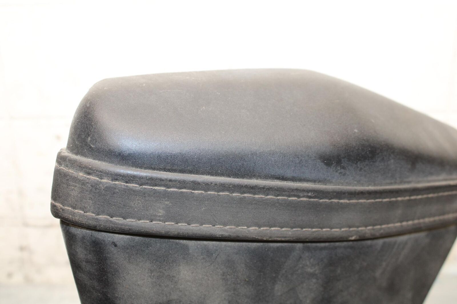 2006 Yamaha YZF R6 REAR BACK PASSENGER TANDEM SEAT PAD SADDLE PILLION BB560