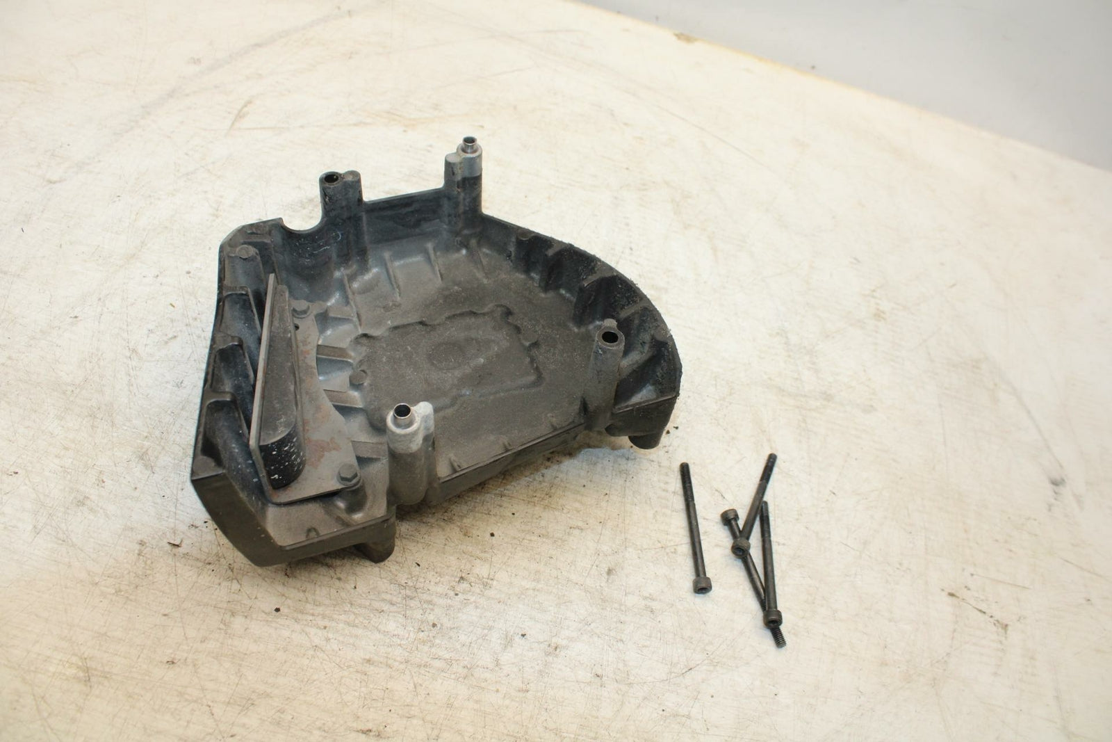 06-21 KAWASAKI VULCAN 900 ENGINE SPROCKET COVER BB363