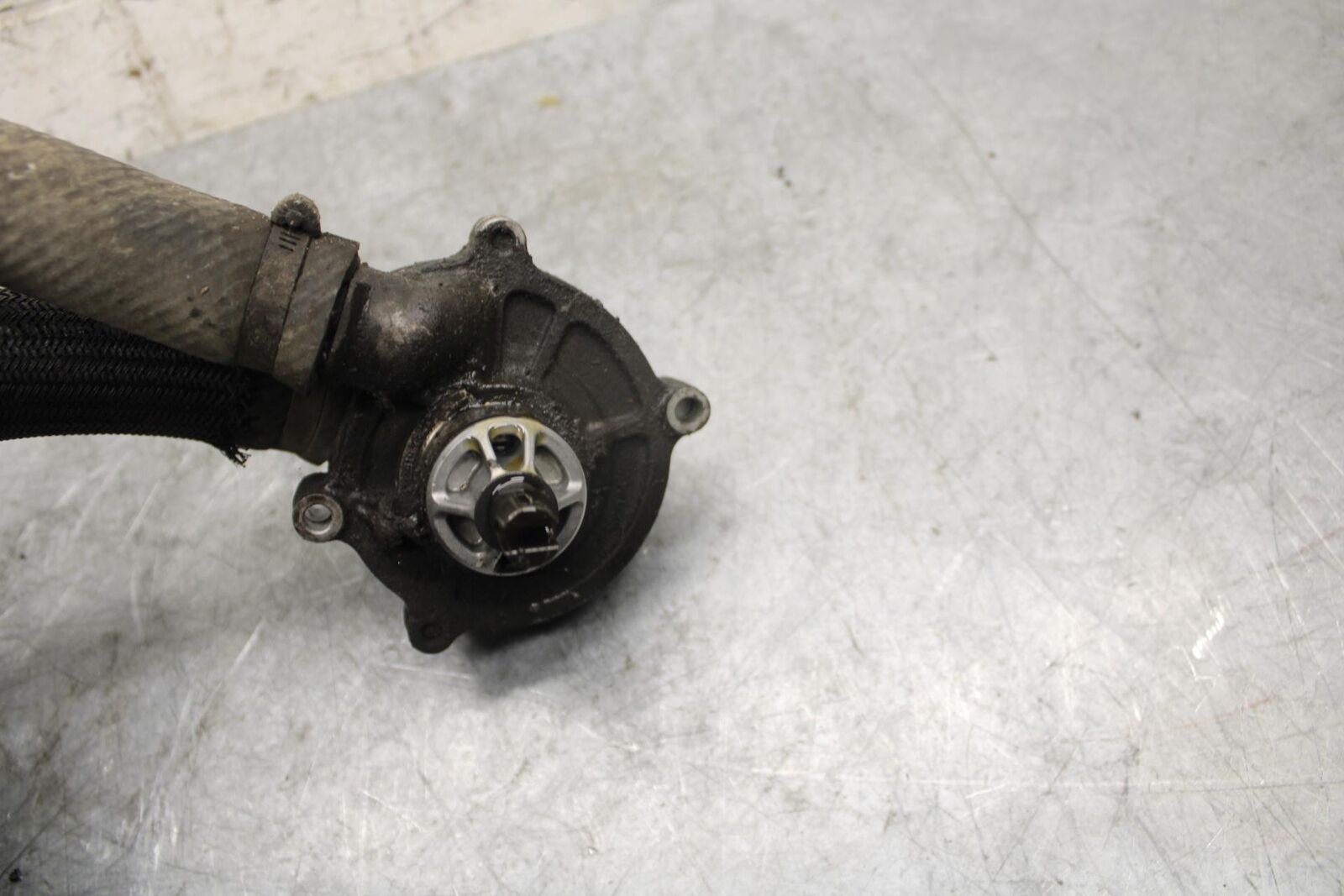 2007 Suzuki GSXR600 ENGINE WATER COOLANT PUMP  17400-01H00 BB540