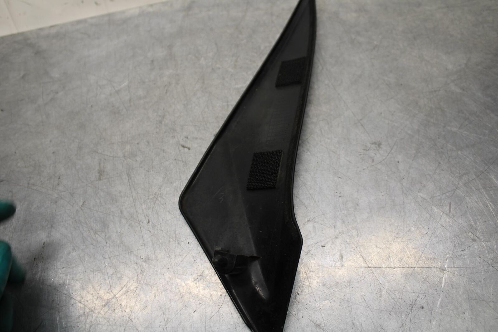 11-23 SUZUKI GSXR 600 RIGHT INNER FAIRING COWL PANEL TRIM OEM BB582
