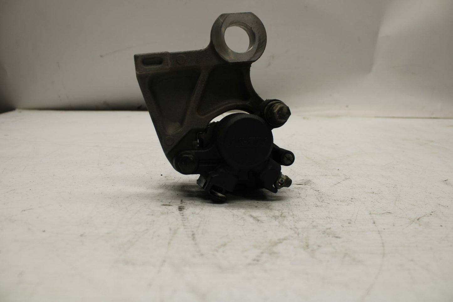 08-17 YAMAHA YZF R6 REAR BACK BRAKE CALIPER W MOUNT BRACKET BB354