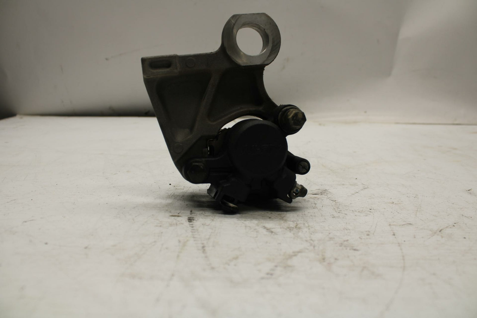 08-17 YAMAHA YZF R6 REAR BACK BRAKE CALIPER W MOUNT BRACKET BB354
