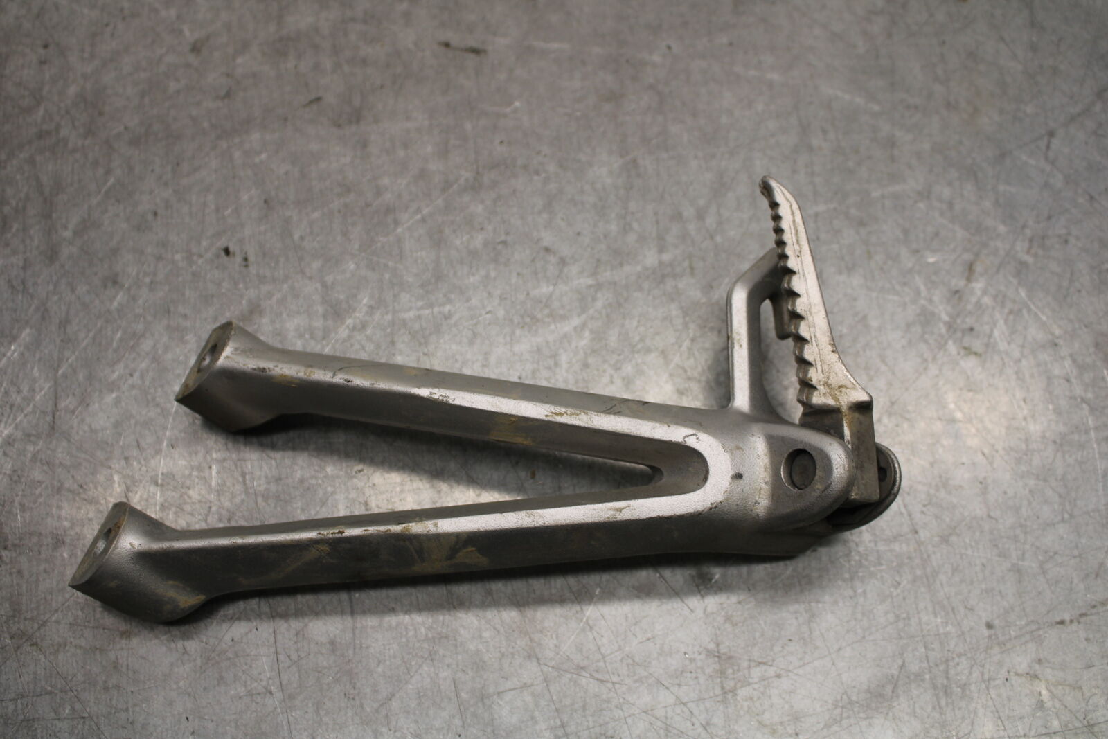06-07 SUZUKI GSXR750 REAR BACK PASSENGER PEG SET PAIR 43600-01H00-13L BB670