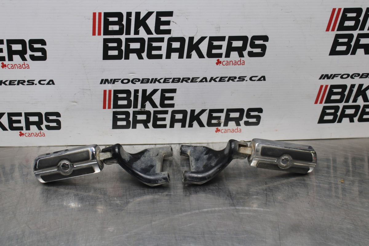 08 HARLEY-DAVIDSON SPORTSTER 1200 REAR PASSENGER FOOT STEP PEG SET BB794