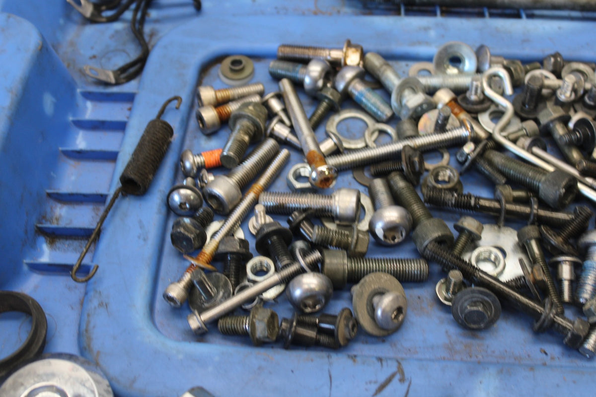 07 SUZUKI BOULEVARD M50 MOUNTING BOLTS HARDWARE SCREWS BB897