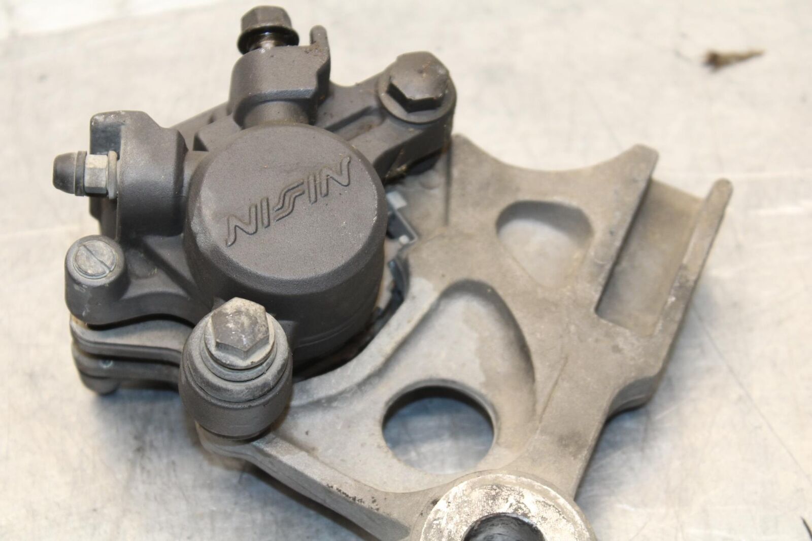 2006 Honda CBR600F4i REAR BACK BRAKE CALIPER W MOUNT BRACKET 43150-MBW-006 BB567