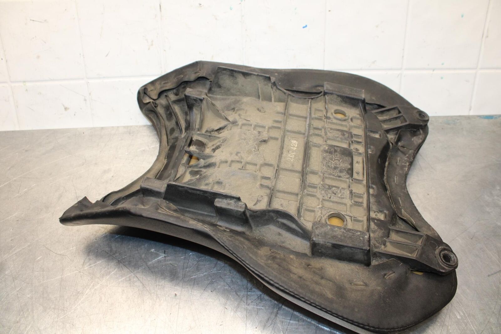 2007 Yamaha YZF R6 FRONT DRIVERS SEAT PAD SADDLE PILLION 2C0-24710-00-00 BB590