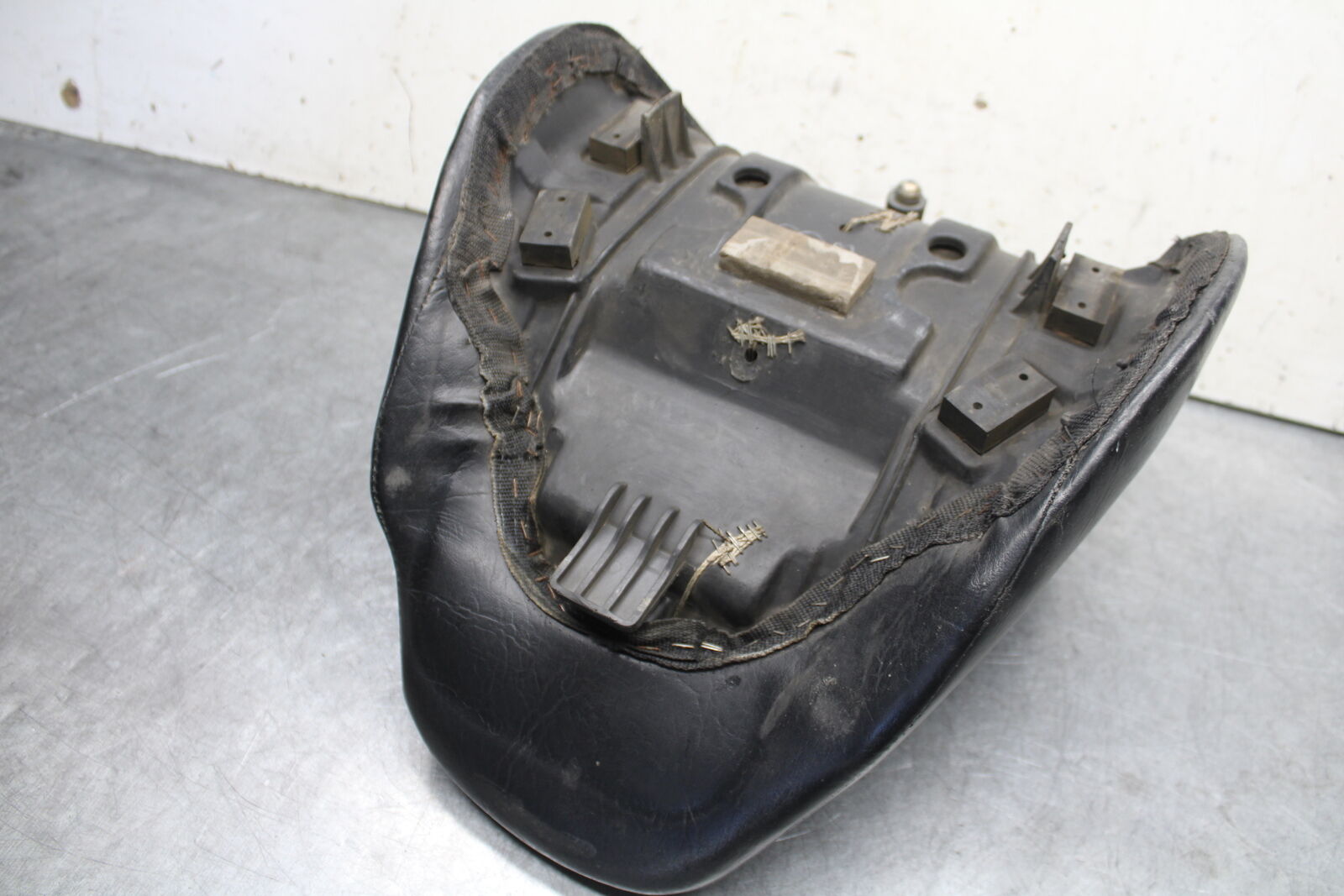 85-86 SUZUKI MADURA 1200 FRONT DRIVERS SEAT  BB691