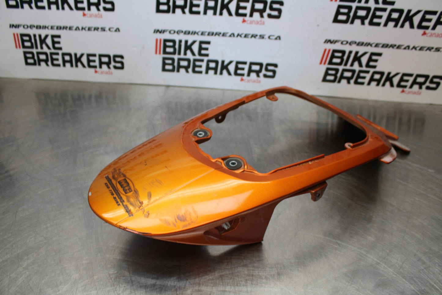06-07 SUZUKI GSXR 600 CENTER REAR BACK TAIL FAIRING COWL BB178
