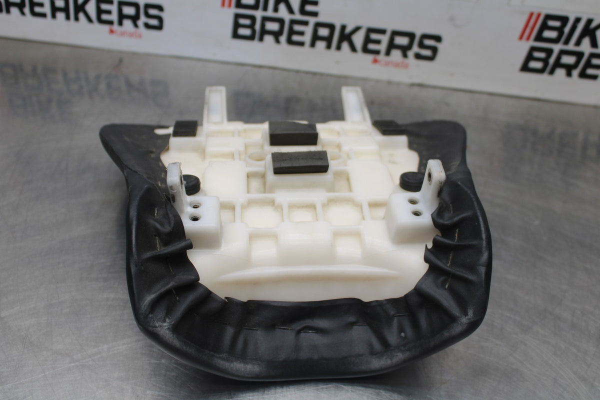 05 SUZUKI GSXR600 FRONT DRIVERS SEAT PAD SADDLE PILLION BB329