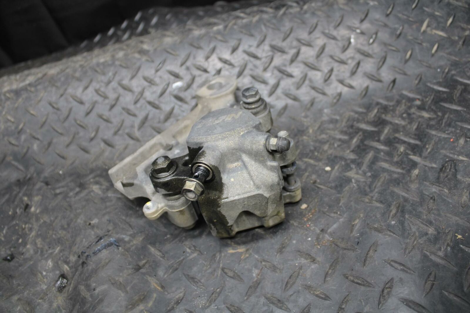 16-18 HONDA CBR500R REAR BACK BRAKE CALIPER W MOUNT BRACKET BB231
