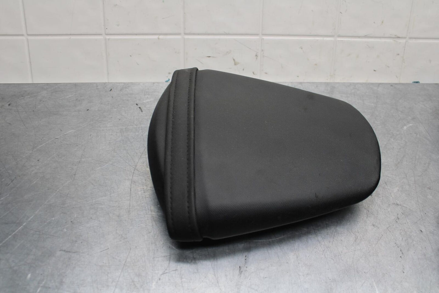 11-22 SUZUKI GSXR600 REAR BACK PASSENGER SEAT PAD PILLION BB582