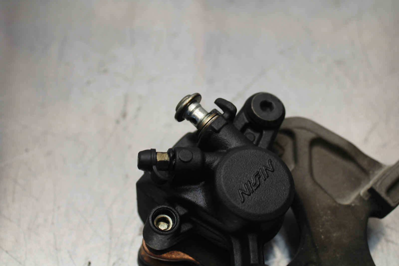 11 SUZUKI GSXR1000 REAR BACK BRAKE CALIPER W MOUNT BRACKET BB142 