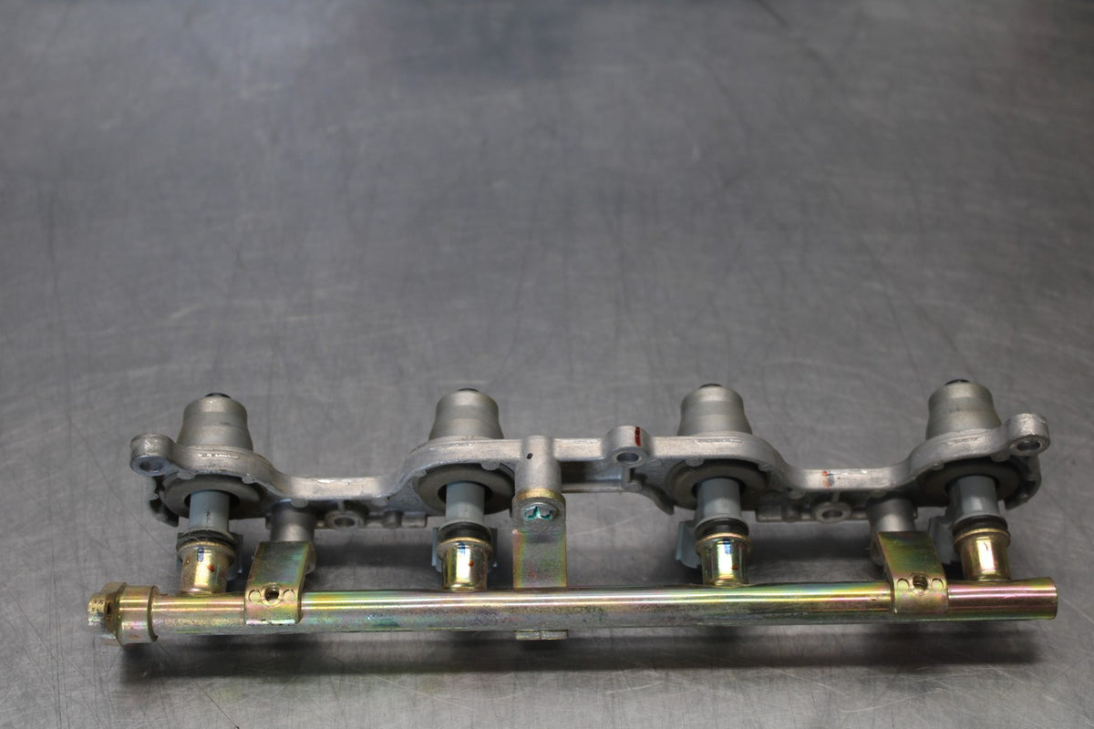 05-06 HONDA CBR600RR SECONDARY FUEL INJECTORS TOP AIRBOX GAS RAIL BB893