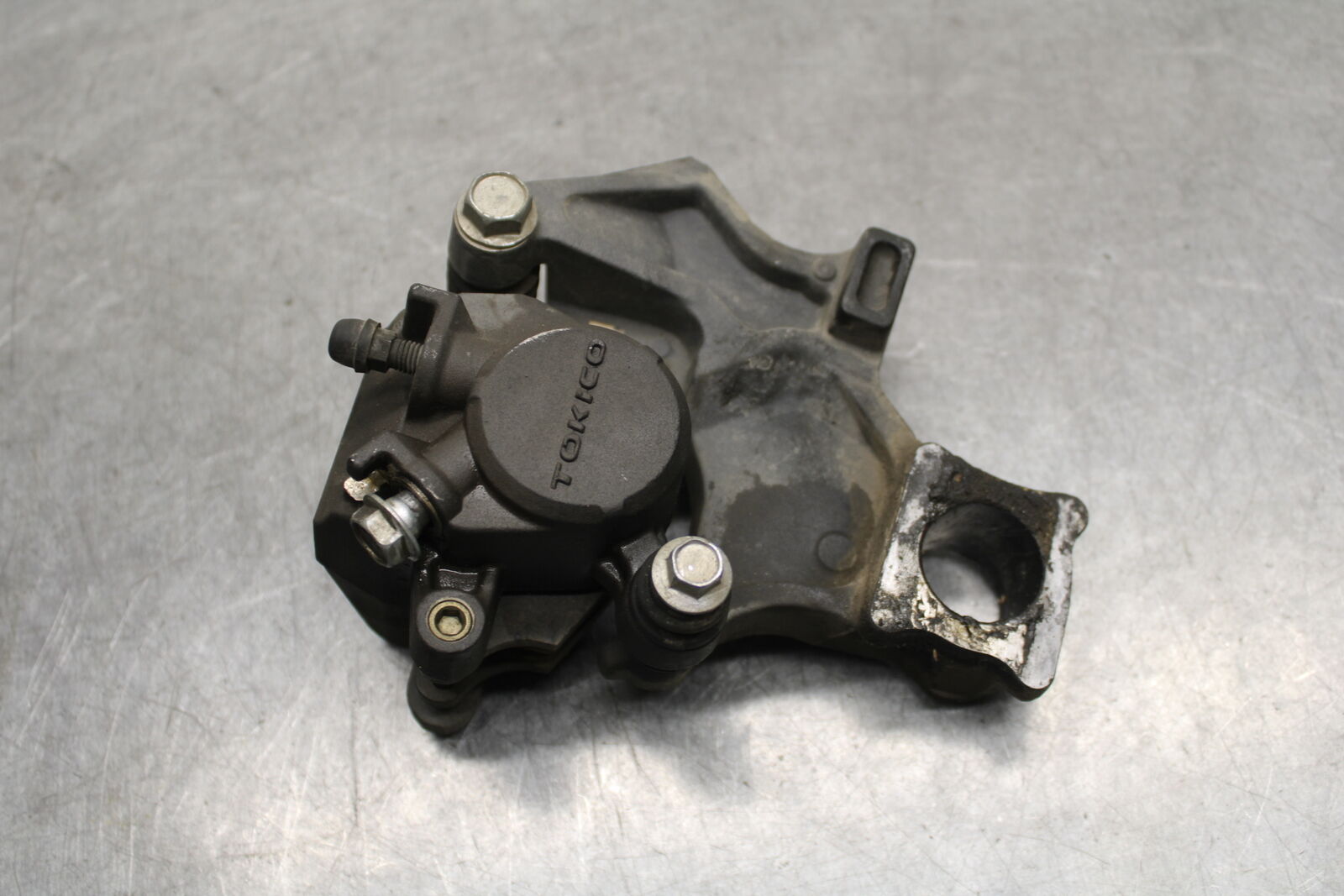 06-07 SUZUKI GSXR750 REAR BRAKE CALIPER W MOUNT BRACKET 69100-01H00-999  BB670
