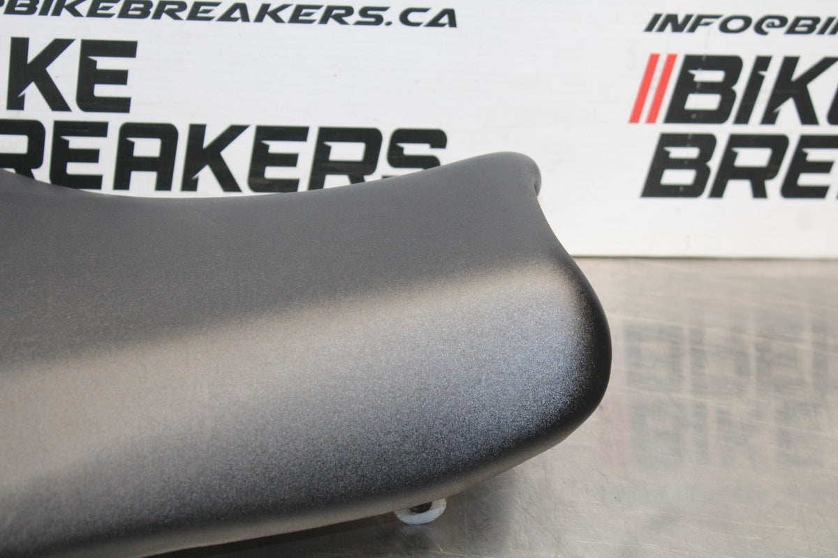 05-06 SUZUKI GSXR1000 FRONT DRIVERS SEAT PAD SADDLE PILLION BB857