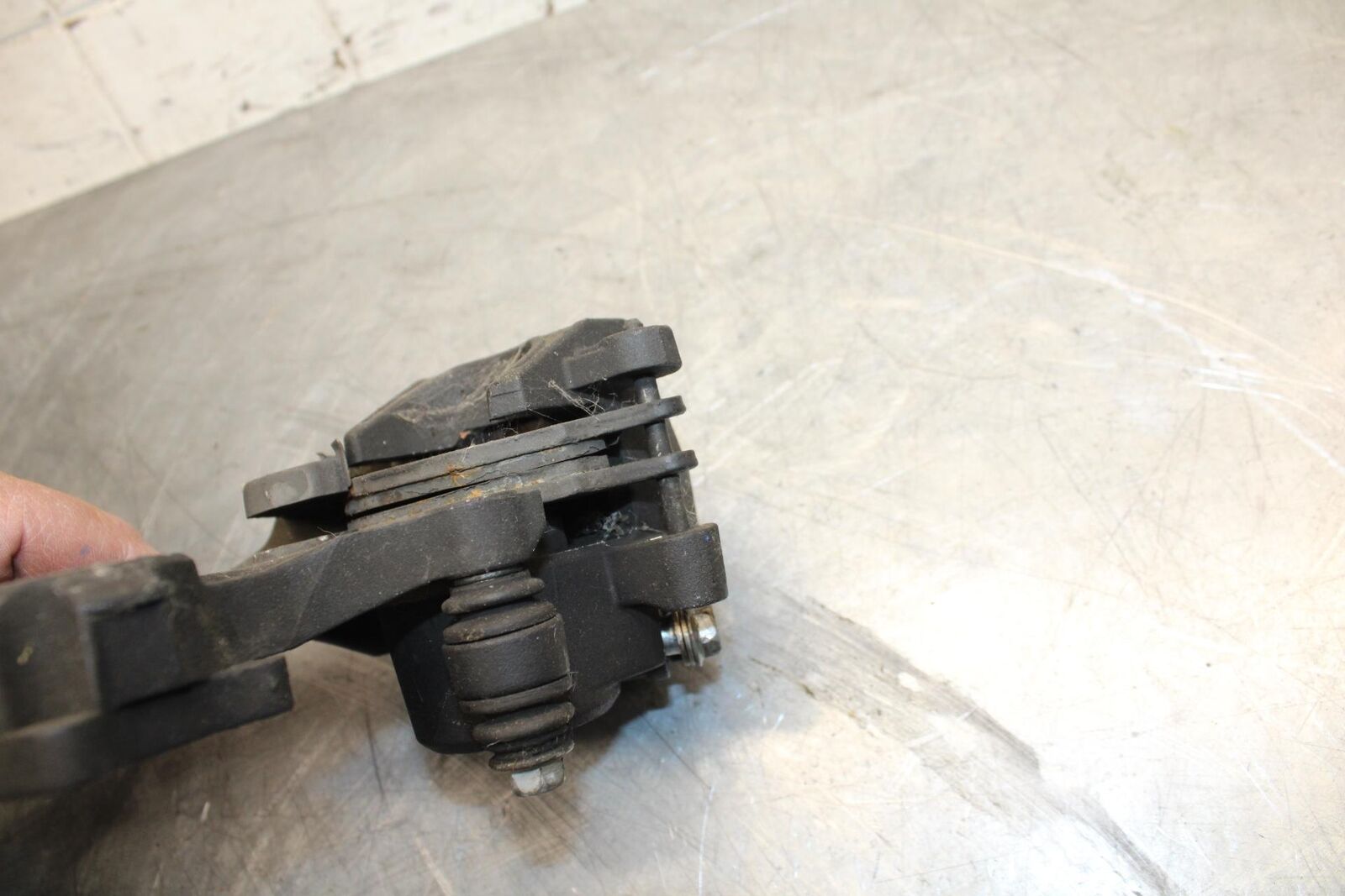 2008 Suzuki GSXR1000 REAR BACK BRAKE CALIPER W MOUNT BRACKET 69150-21H00 BB519