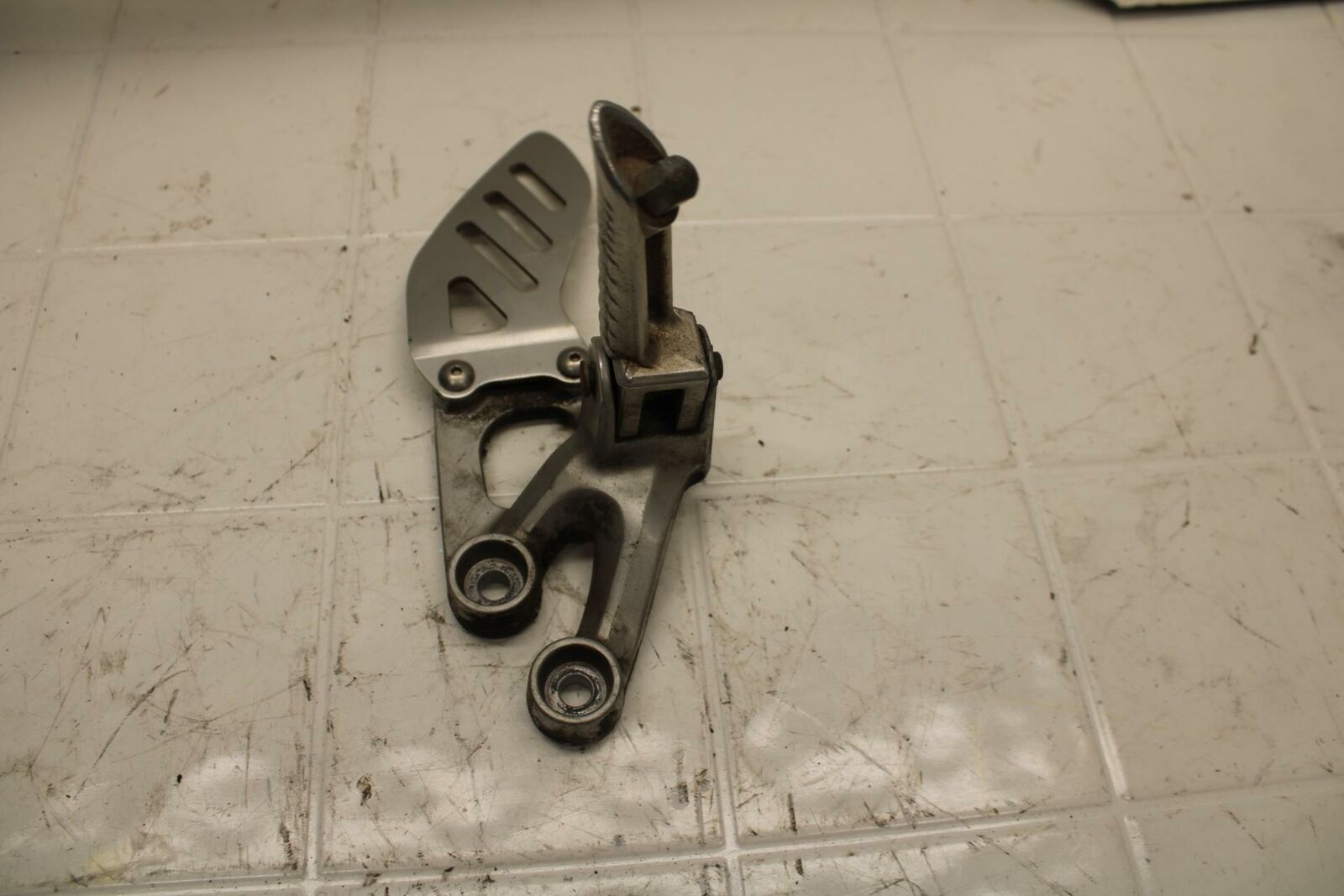 06-07 SUZUKI GSXR750 LEFT REARSET REAR SET DRIVER FOOT PEG BRACKET MOUNT BB300 B