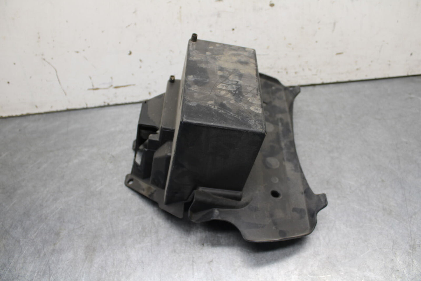 05-06 SUZUKI BOULEVARD M50 BATTERY TRAY BOX HOLDER BB671