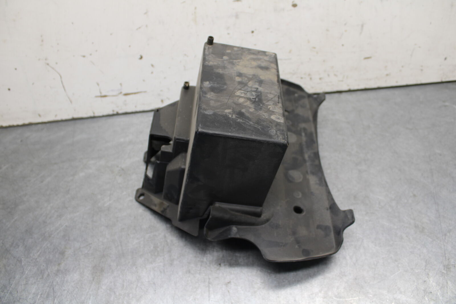 05-06 SUZUKI BOULEVARD M50 BATTERY TRAY BOX HOLDER BB671