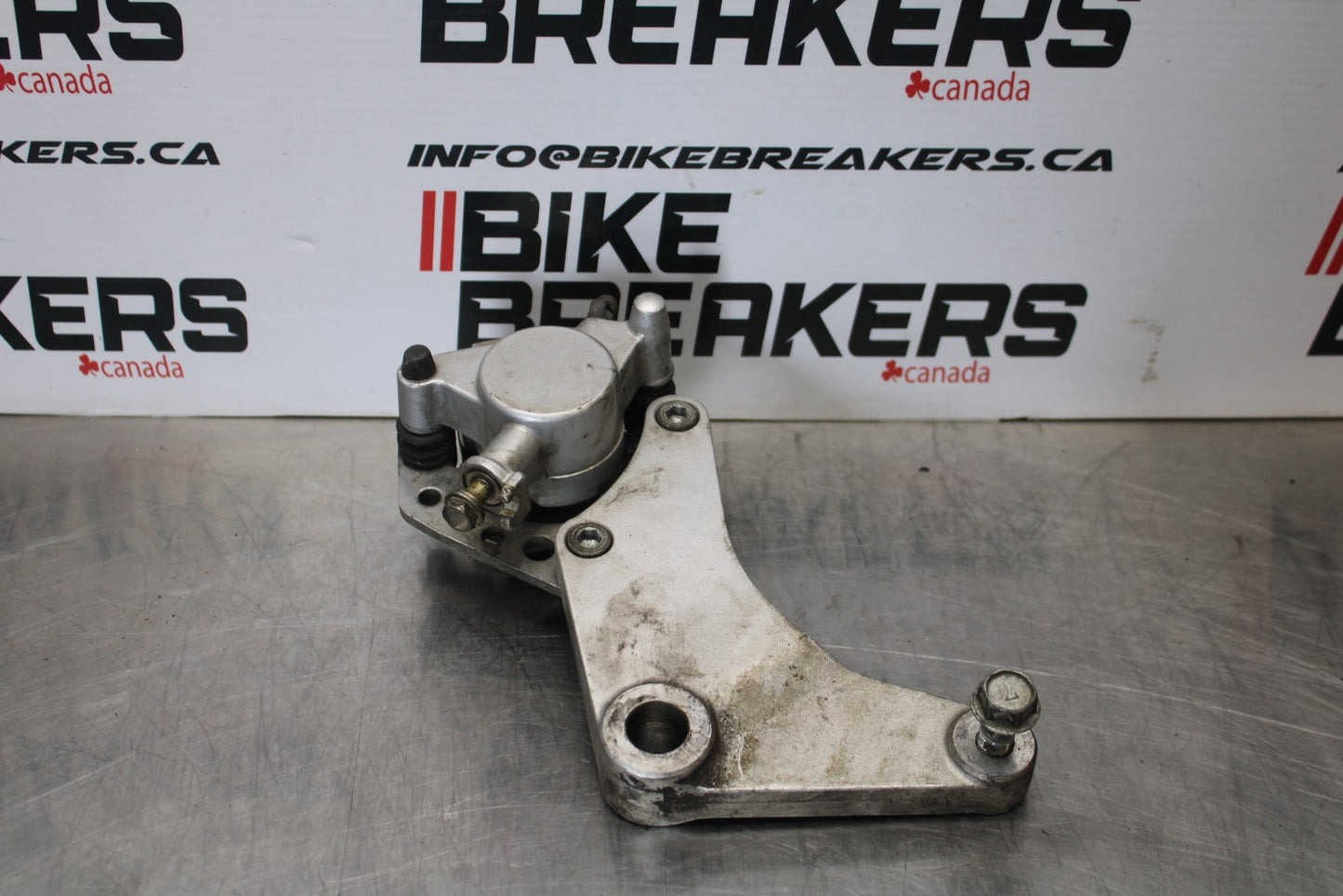 03-08 KAWASAKI VULCAN 1600 REAR BACK BRAKE CALIPER W MOUNT BRACKET BB196