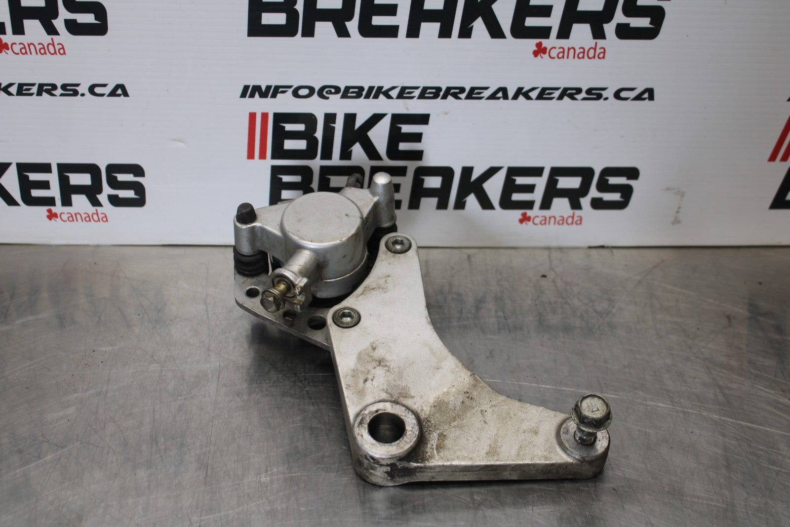 03-08 KAWASAKI VULCAN 1600 REAR BACK BRAKE CALIPER W MOUNT BRACKET BB196