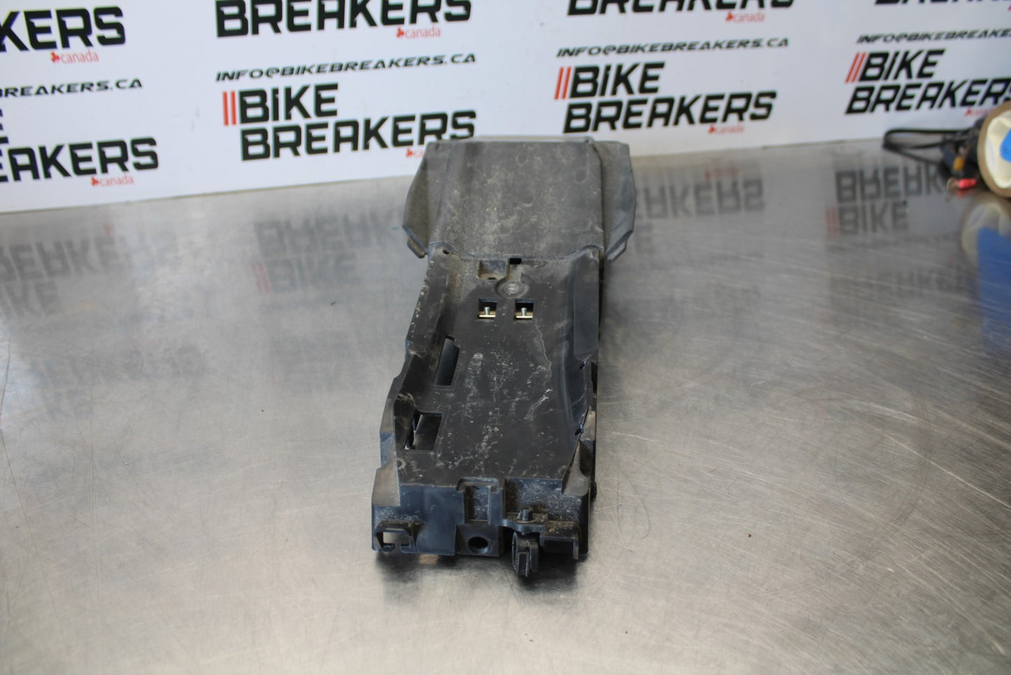 22-25 YAMAHA YZF R7 REAR BACK TAIL UNDERTAIL BATTERY TRAY PLASTIC BB176
