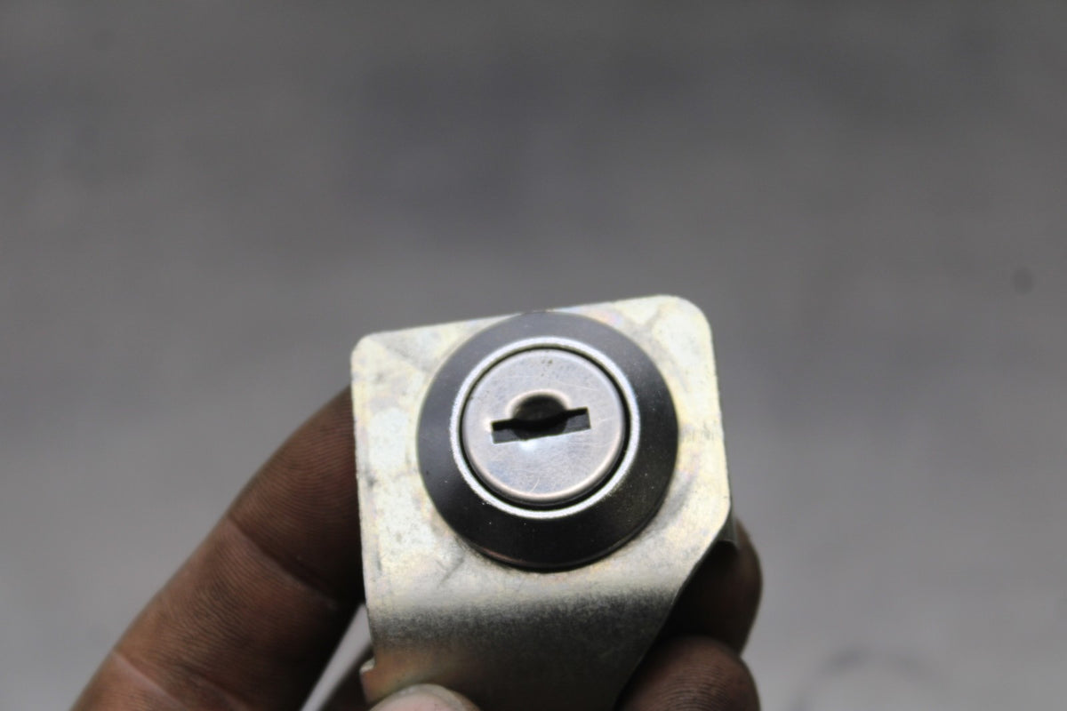 08-10 SUZUKI GSXR 600 FUEL TANK GAS CAP & SEAT LOCK BB202