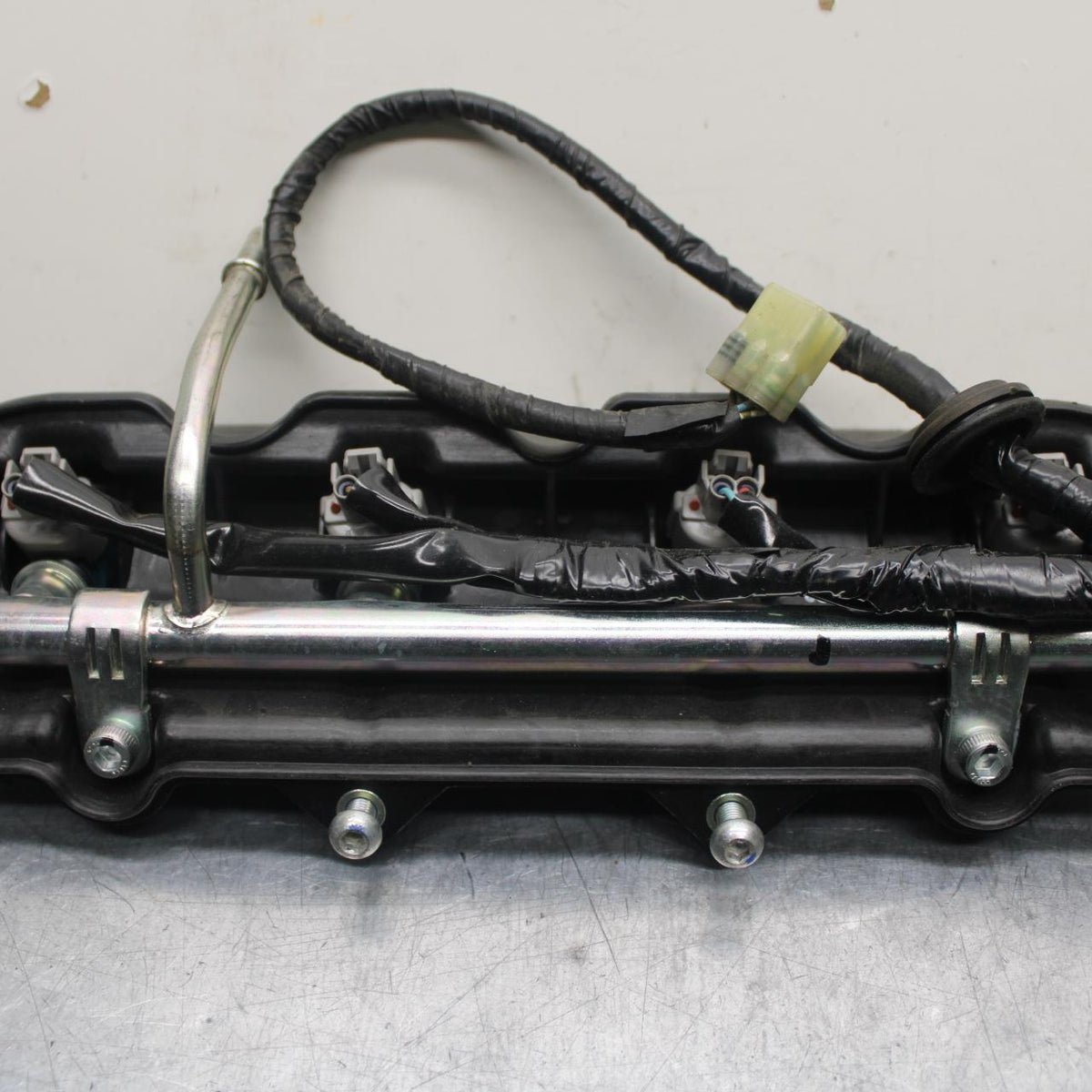 2007 Yamaha YZF R6 SECONDARY FUEL INJECTORS TOP AIRBOX GAS RAIL BB80