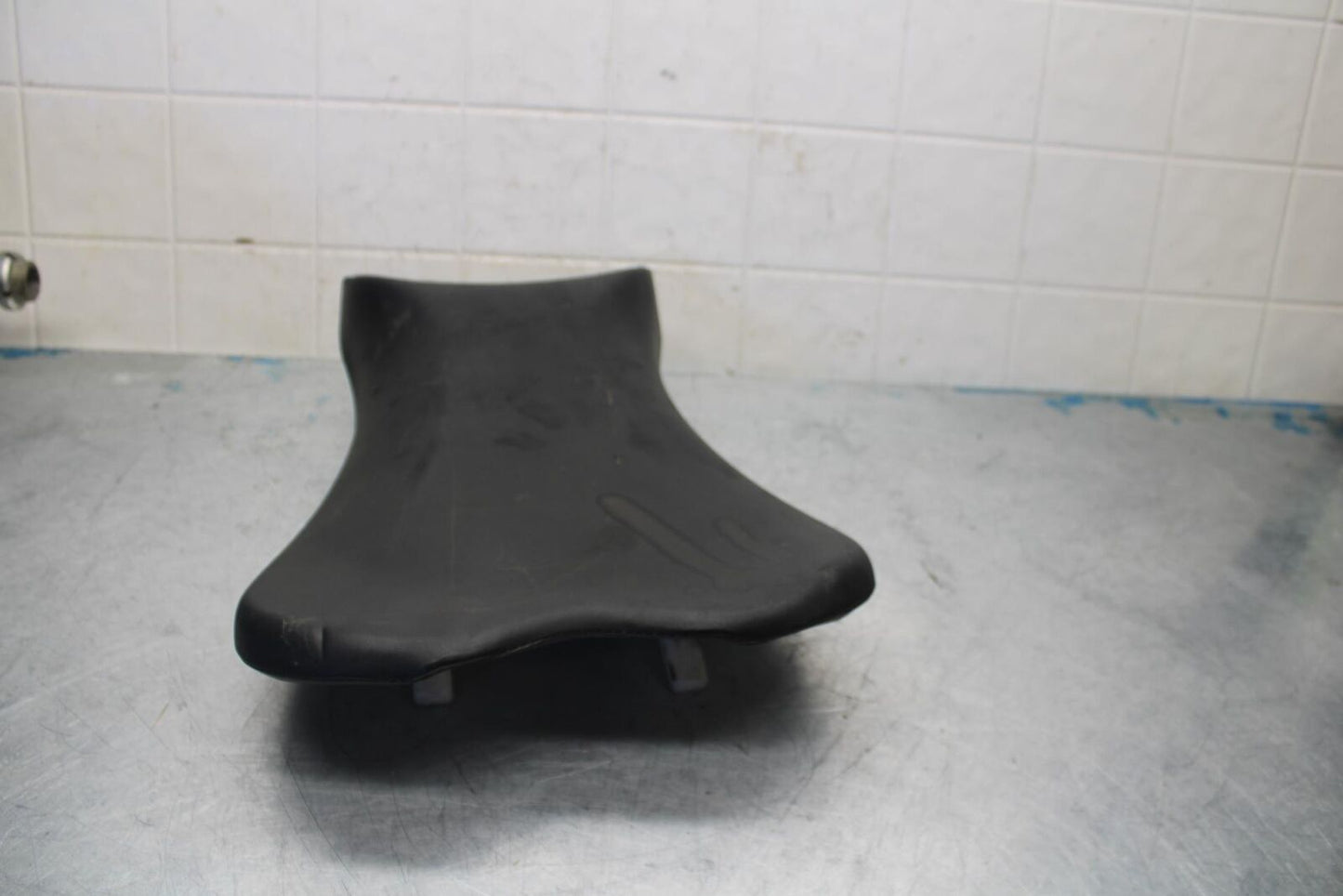 06-07 SUZUKI GSXR750 FRONT DRIVERS SEAT PAD SADDLE PILLION BB424