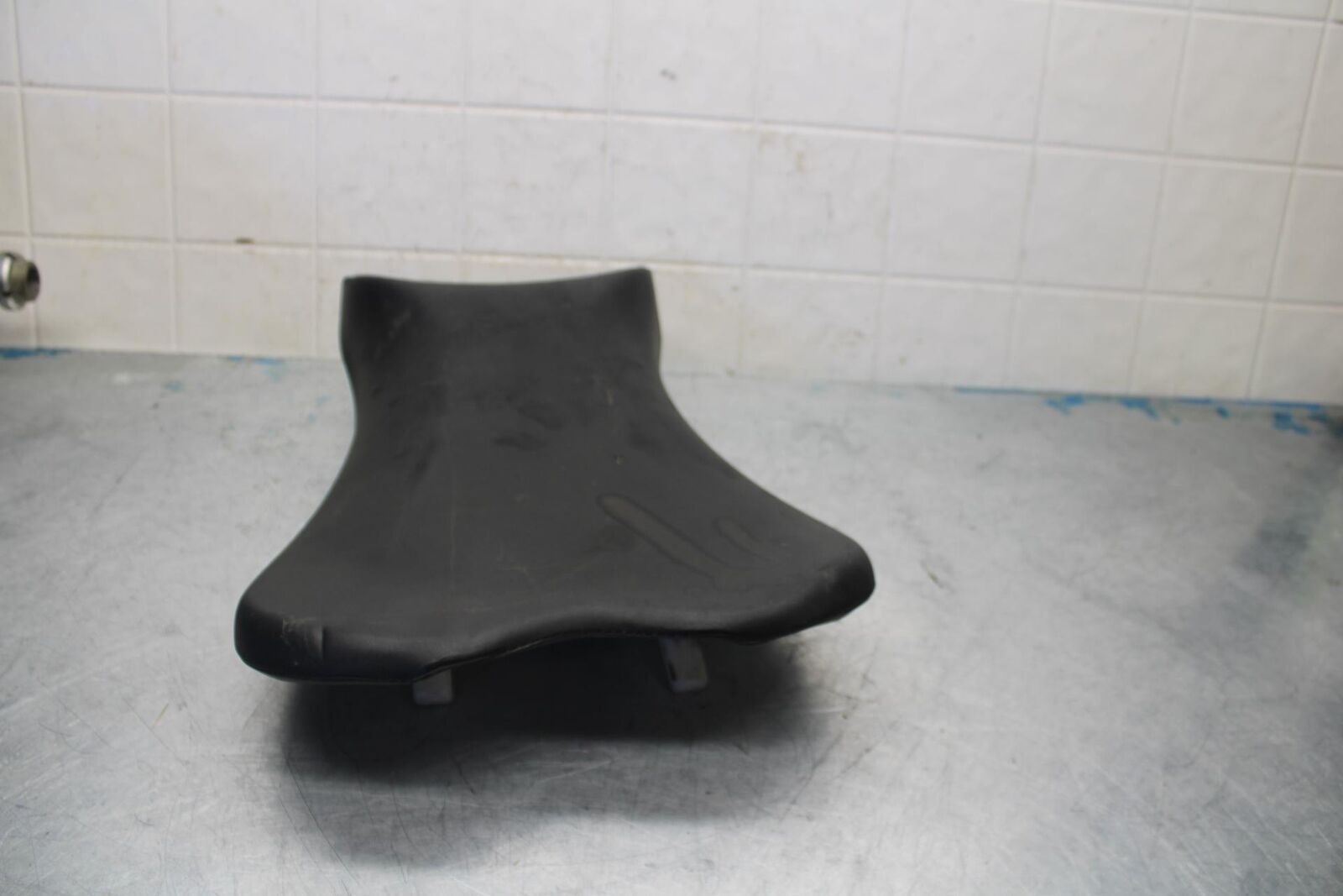 06-07 SUZUKI GSXR750 FRONT DRIVERS SEAT PAD SADDLE PILLION BB424