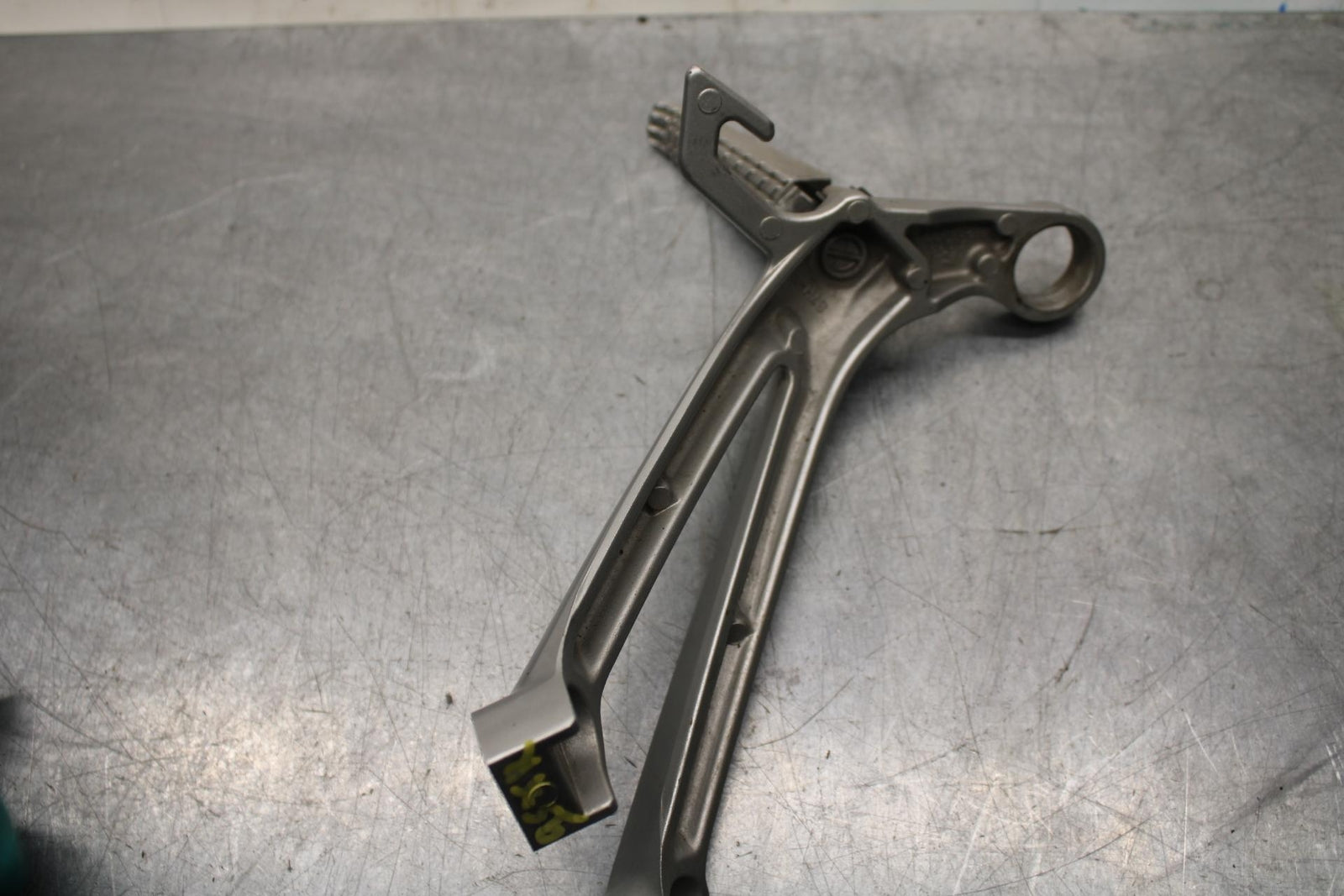 2008 Suzuki GSXR 600 750 RIGHT REAR BACK PASSENGER PEG 43600-21H00 BB584