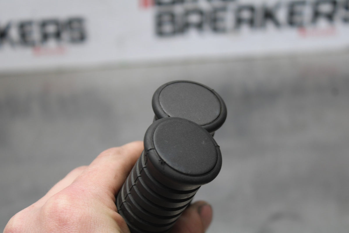 24-25 KAWASAKI ELIMINATOR 450 REAR PASSENGER FOOT STEP PEG SET PAIR BB869