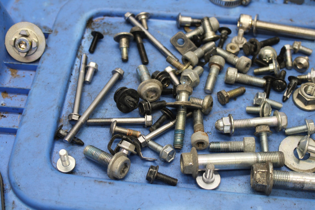 18 SUZUKI GSXR750 MOUNTING BOLTS HARDWARE SCREWS BB891