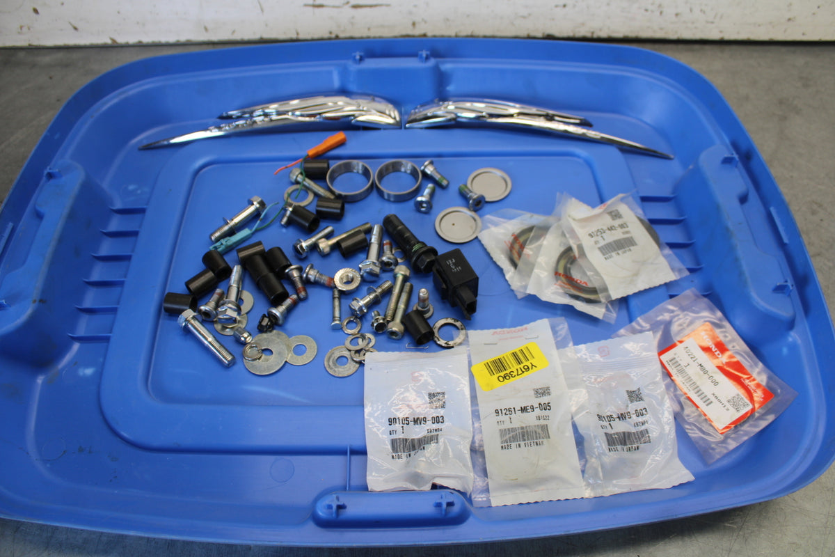 2008 Honda VTX1300C MOUNTING BOLTS HARDWARE MOTOR SCREWS  bb673