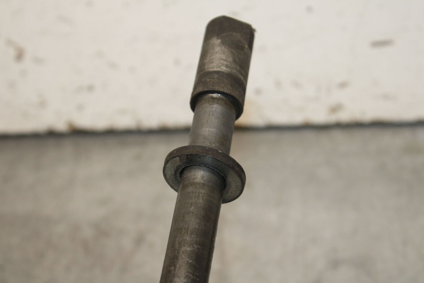 99-00 YAMAHA V STAR 1100 REAR AXLE BACK WHEEL RIM PIVOT BOLT AXEL BB711