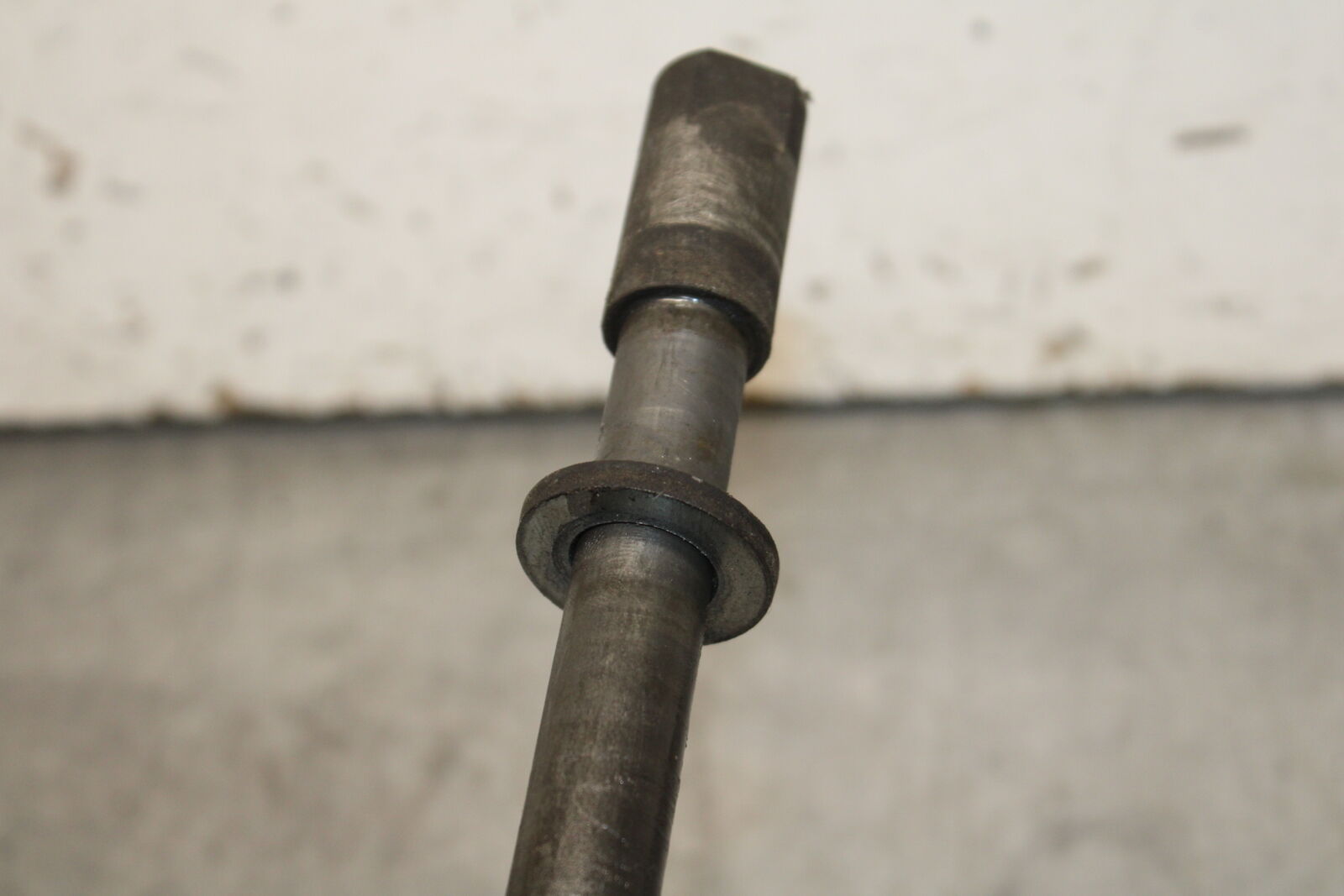 99-00 YAMAHA V STAR 1100 REAR AXLE BACK WHEEL RIM PIVOT BOLT AXEL BB711