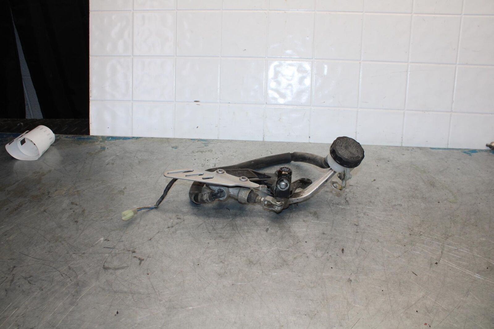 06-07 KAWASAKI NINJA ZX14R RIGHT REARSET R SET DRIVER FT PEG BRACKET MOUNT BB433