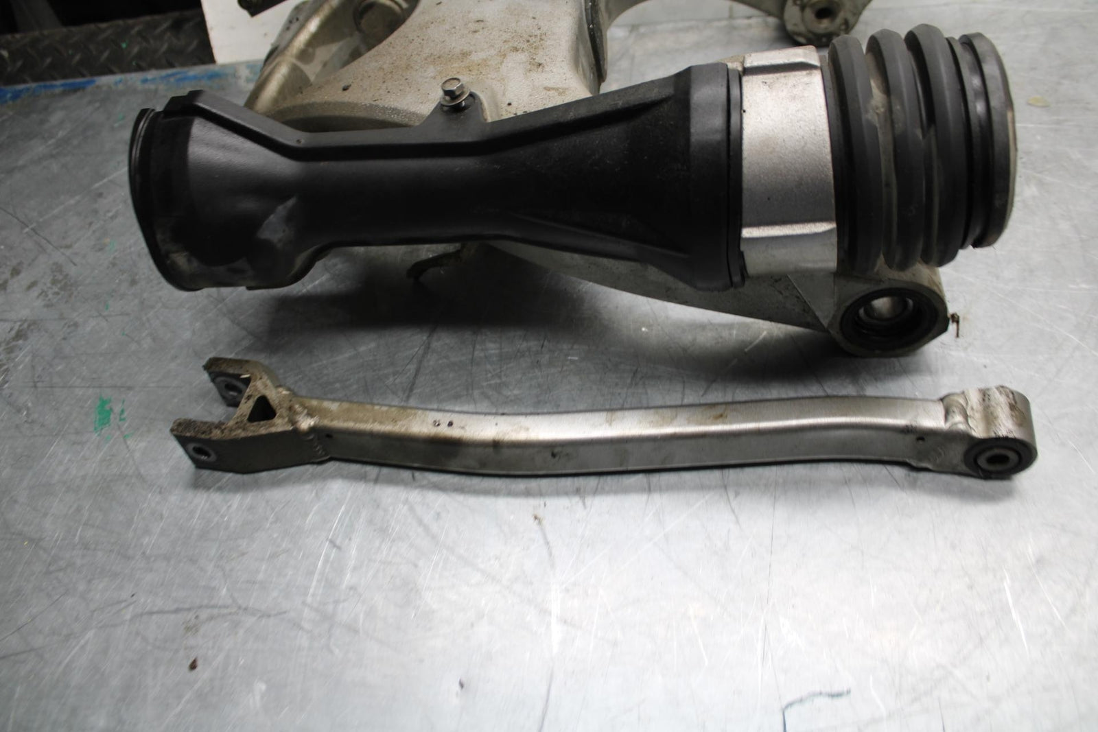 07-08 KAWASAKI CONCOURS 1400 ABS REAR SWINGARM BACK SUSPENSION SWING ARM BB449