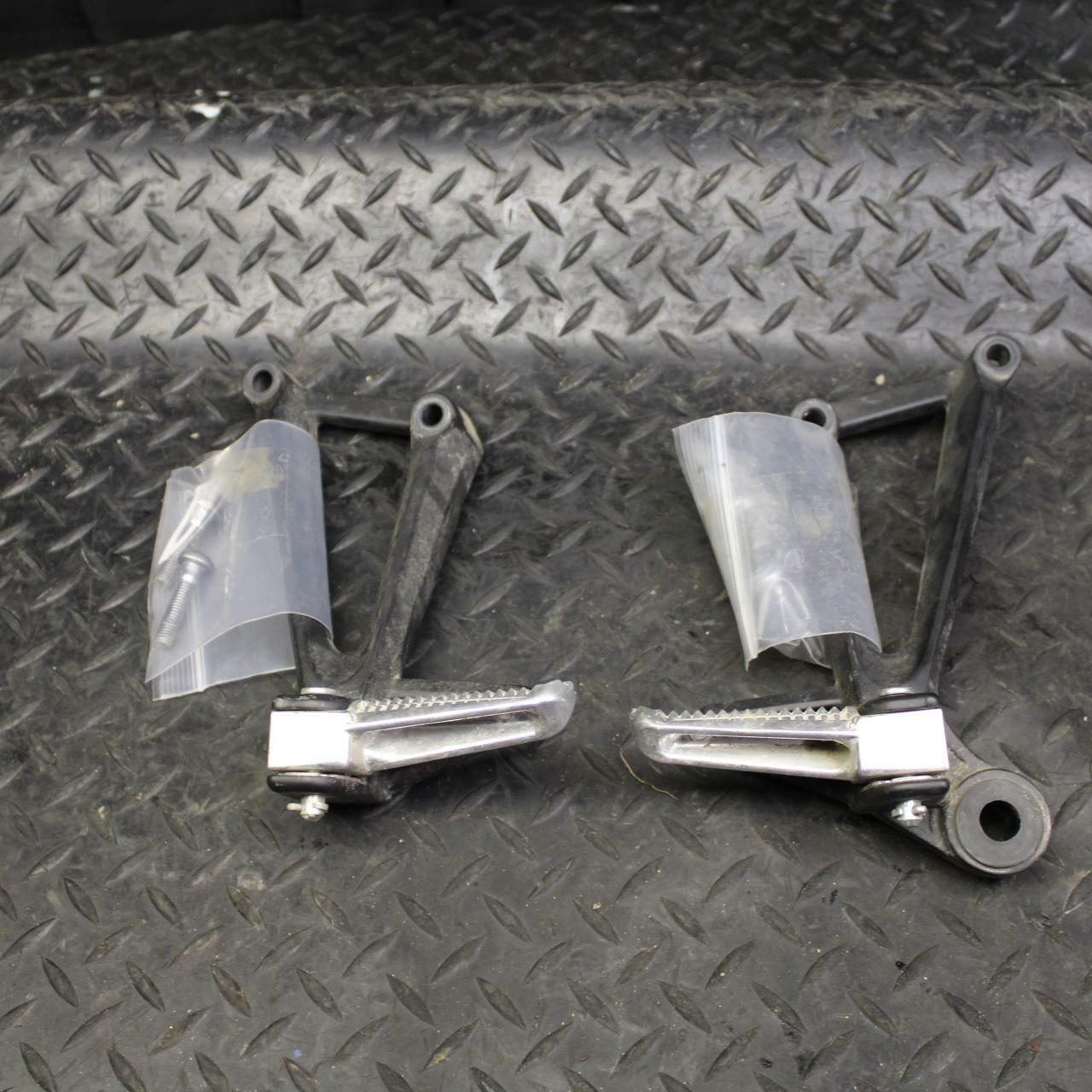 19 YAMAHA YZF R3 REAR BACK PASSENGER PEG SET PAIR BB177