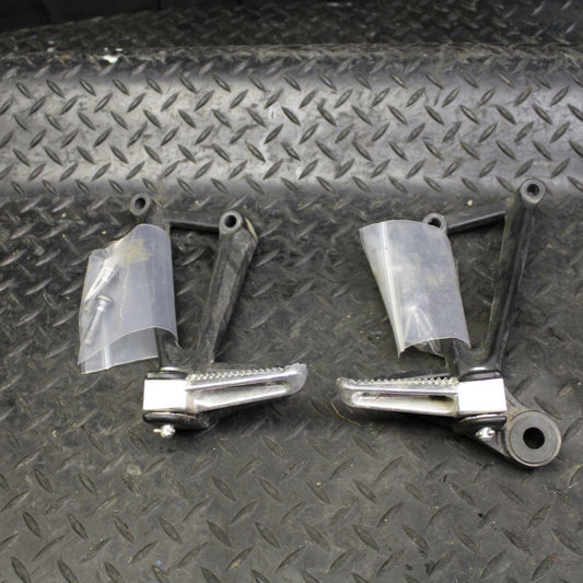 19 YAMAHA YZF R3 REAR BACK PASSENGER PEG SET PAIR BB177