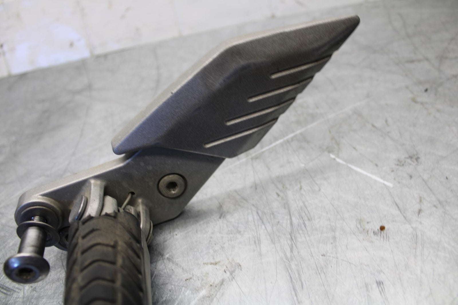 07-08 KAWASAKI CONCOURS 1400 ABS LEFT REARSET REAR SET DRIVER FOOT PEG  BB449