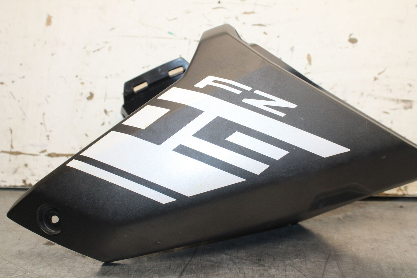 14-17 YAMAHA FZ09 RIGHT FRONT UPPER MID SIDE FAIRING COWL PLASTIC BB111