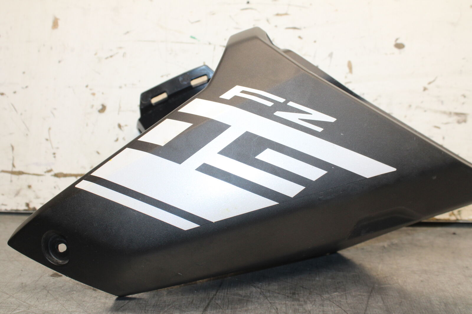 14-17 YAMAHA FZ09 RIGHT FRONT UPPER MID SIDE FAIRING COWL PLASTIC BB111