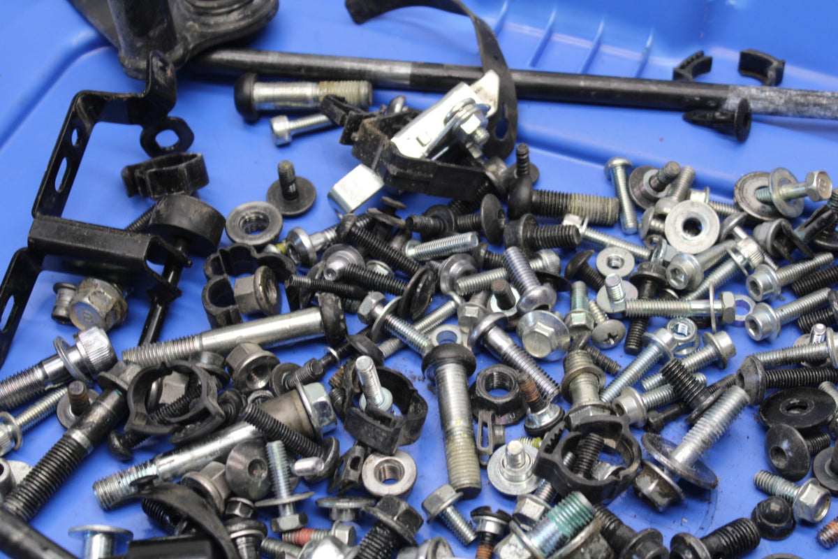 22-24 YAMAHA XSR900 MOUNTING BOLTS HARDWARE MOTOR SCREWS BB683
