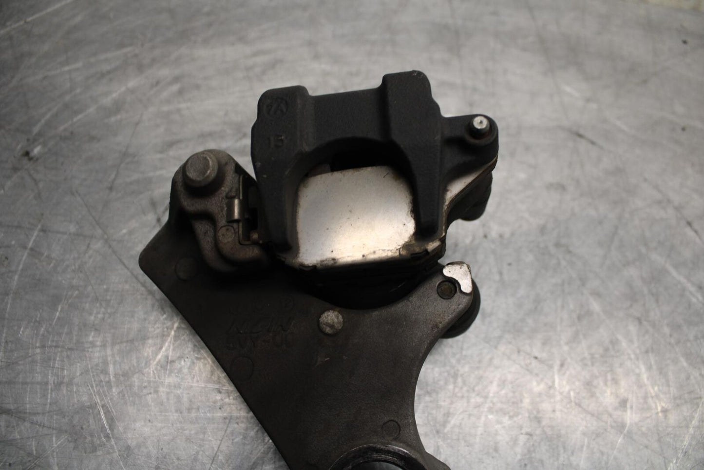 07-08 YAMAHA YZF R1 REAR  BRAKE CALIPER W MOUNT BRACKET 5VY-2580W-12-00 BB483